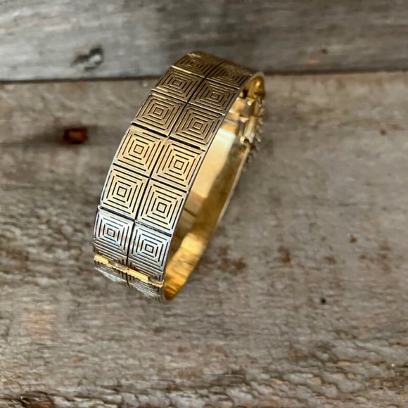 Vintage Whiting And Davis Gold Tone Hinged Bangle With Safety Chain Geometric - Picture 6 of 6
